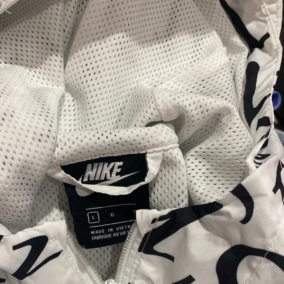 Nike Big Boys “Just Do It” Sportswear Windrunner Hooded Jacket -Size Large USED